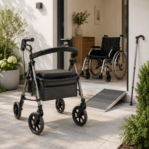 Rollator, Rollstuhl und Gehstock vor einem Hauseingang mit Rampe